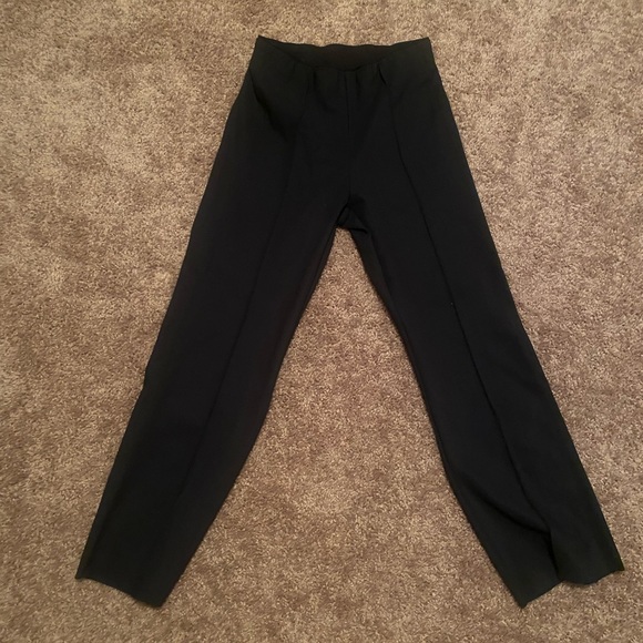 Athleta crop pants in excellent pre owned condition. - Picture 2 of 8